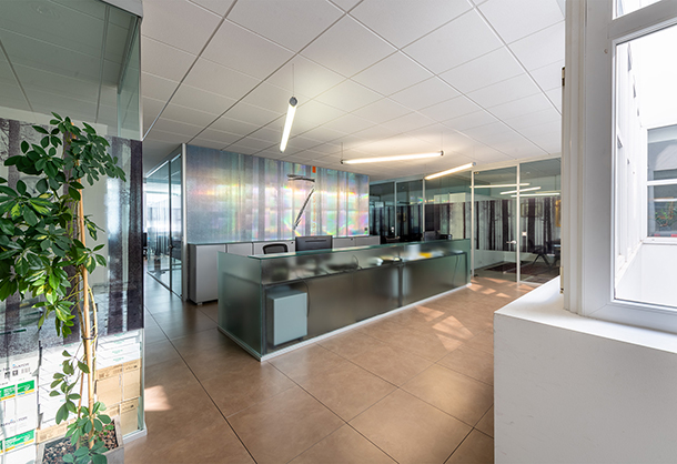 Interni moderni dello Studio Associato Sette, con reception in vetro e uffici luminosi per consulenza del lavoro.